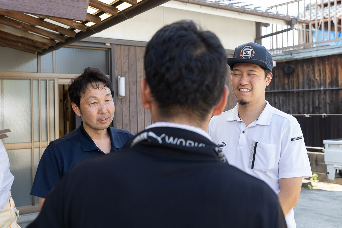 3人で話す様子
