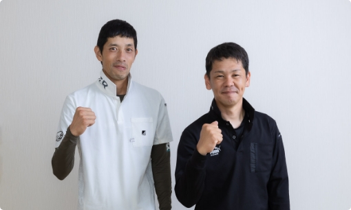 ガッツポーズをする2人